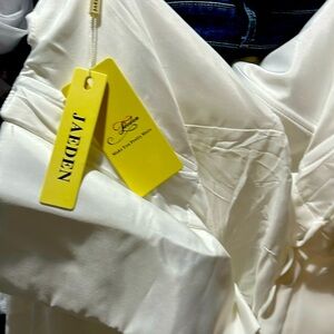 Women’s white dress. Wedding/prom. Formal/semi-formal. NWT.